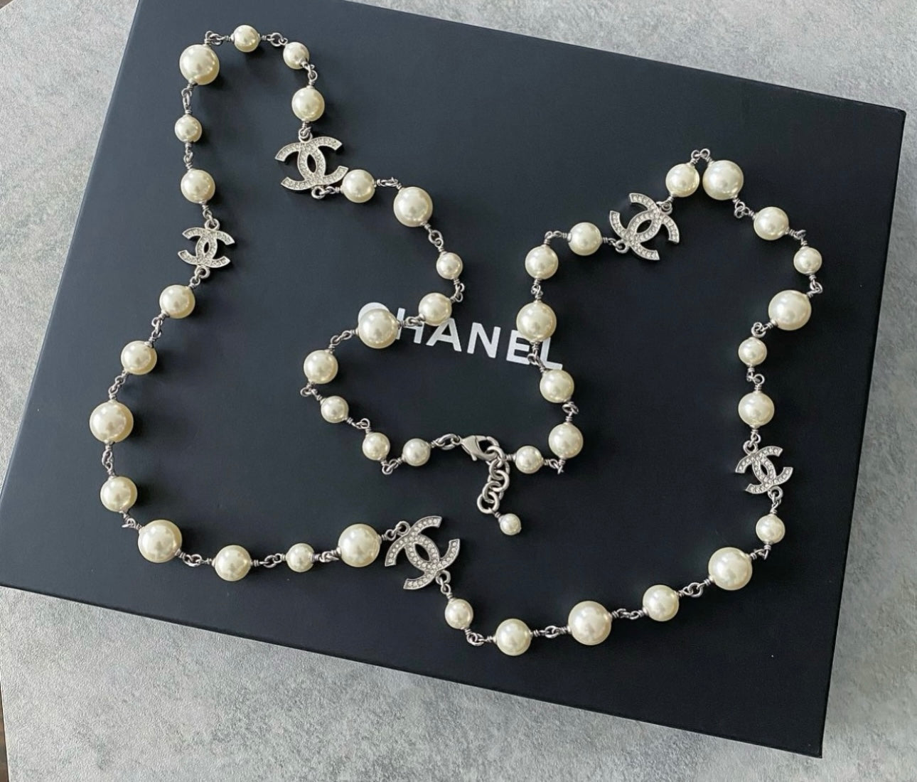 Élégance Pearl Station Necklace